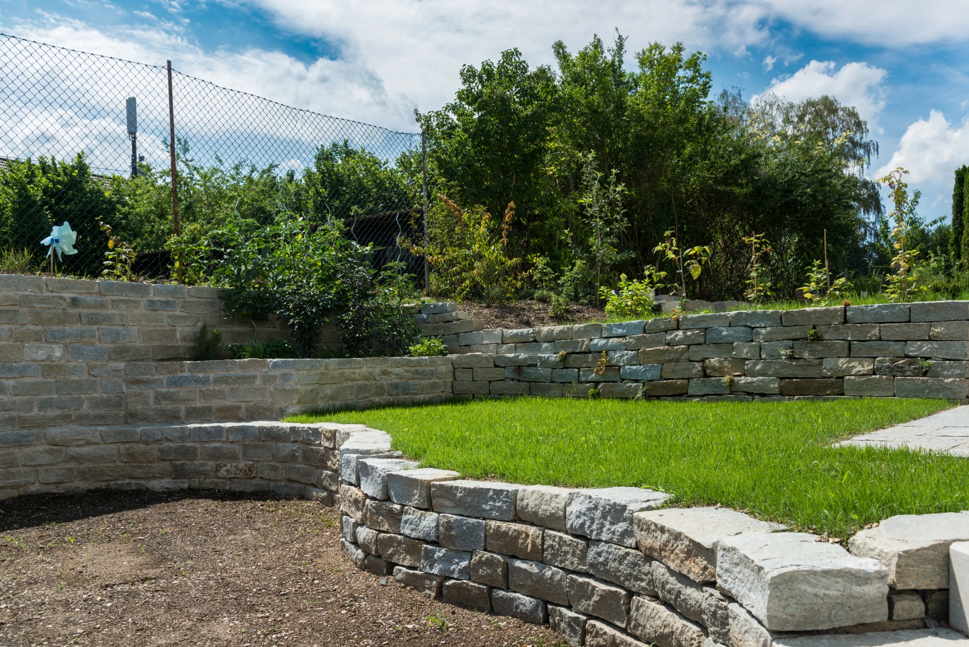 Trockenmauer und Sitzmauer aus Naturstein im Privatgarten