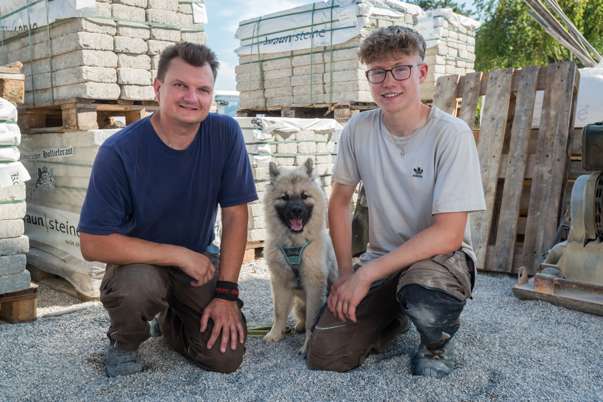 Karsten Krauß mit Mitarbeiter Martin Hackenberg und Bürohund